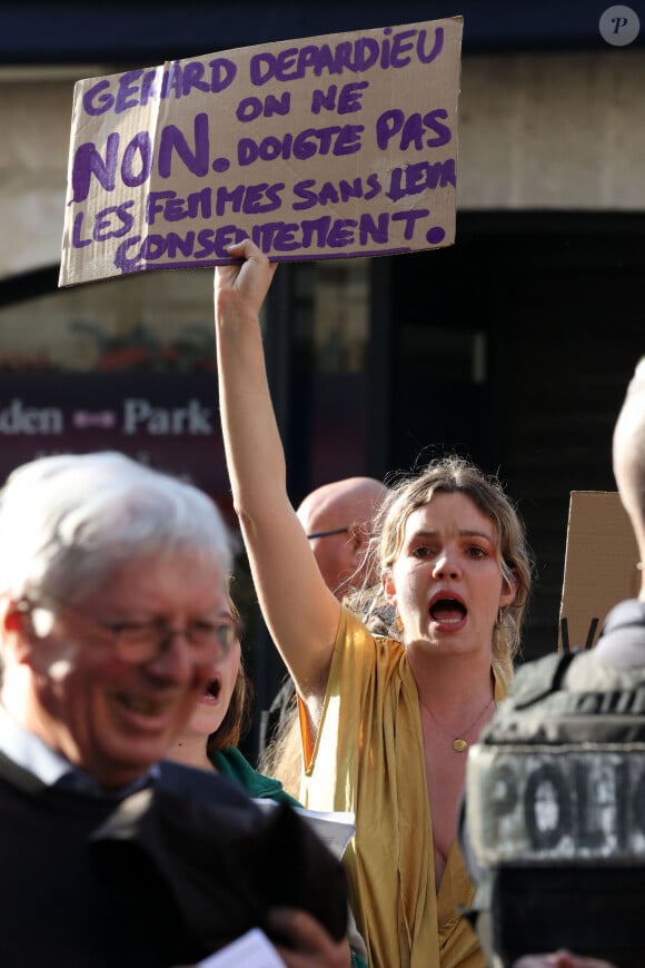 Rassemblement de protestation à l'appel du collectif NousToutes33 contre le concert de Gérard Depardieu au théâtre Femina à Bordeaux le 24 mai 2023. Mardi 23 mai, la jeune actrice Sarah Brooks a témoigné d'une agression sexuelle venant de Gérard Depardieu, sur le tournage de la série Marseille alors qu'elle avait 20 ans. © Jean-Marc Lhomer/Bestimage 