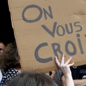 Manifestation des militantes féministes, devant la bourse du travail à Lyon où se produit Gérard Depardieu, pour sa tournée " Depardieu chante Barbara ". @ Pascal Fayolle Bestimage.