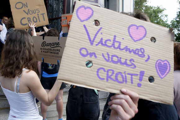 Manifestation des militantes féministes, devant la bourse du travail à Lyon où se produit Gérard Depardieu, pour sa tournée " Depardieu chante Barbara ". @ Pascal Fayolle Bestimage.