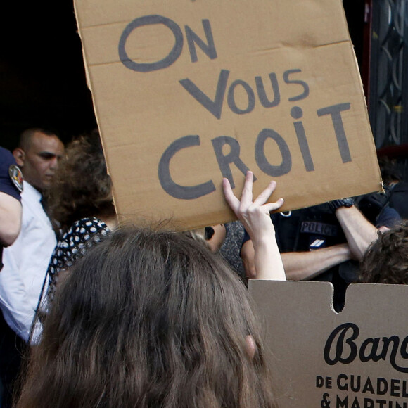 Manifestation des militantes féministes, devant la bourse du travail à Lyon où se produit Gérard Depardieu, pour sa tournée " Depardieu chante Barbara ". @ Pascal Fayolle Bestimage.