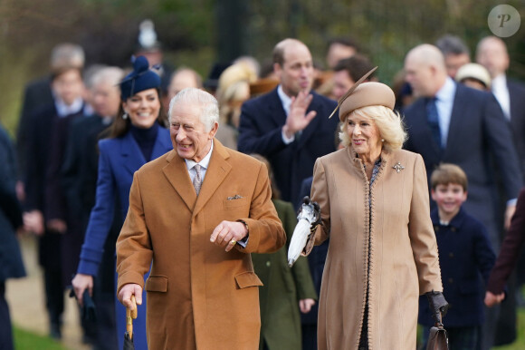 Le roi Charles III d'Angleterre et Camilla Parker Bowles, reine consort d'Angleterre, le prince William, prince de Galles, et Catherine (Kate) Middleton, princesse de Galles, avec leurs enfants le prince George de Galles, la princesse Charlotte de Galles et le prince Louis de Galles - Le 25 décembre 2023