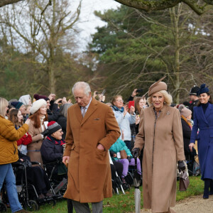 Le roi Charles III d'Angleterre et Camilla Parker Bowles, reine consort d'Angleterre, le prince William, prince de Galles, et Catherine (Kate) Middleton, princesse de Galles, avec leurs enfants le prince George de Galles, la princesse Charlotte de Galles et le prince Louis de Galles le 25 décembre 2023