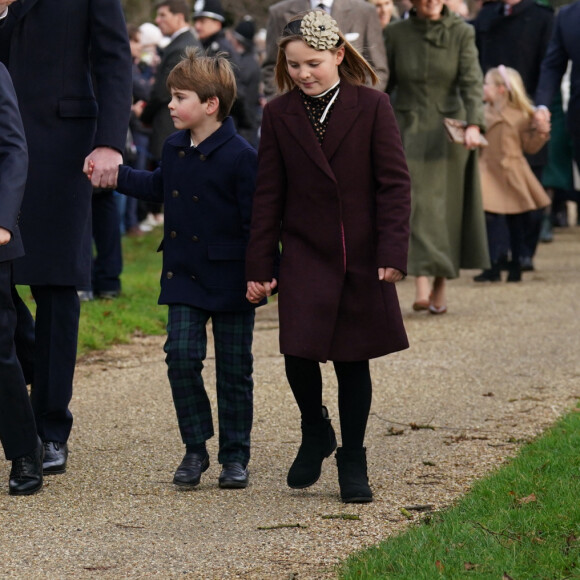 C'est cerné par son père, le prince William, et sa cousine Mia (fille aînée de Mike et Zara Tindall) qu'il s'est avancé vers l'église
Le prince William, prince de Galles, et Catherine (Kate) Middleton, princesse de Galles, avec leurs enfants le prince George de Galles, la princesse Charlotte de Galles et le prince Louis de Galles le 25 décembre 2023