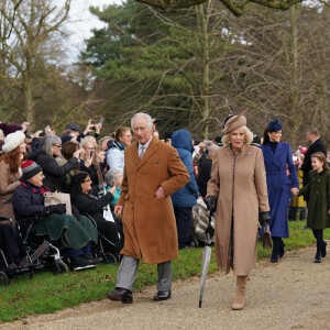 Un rendez-vous honoré par presque toute la famille royale chaque année
Le roi Charles III d'Angleterre et Camilla Parker Bowles, reine consort d'Angleterre, le prince William, prince de Galles, et Catherine (Kate) Middleton, princesse de Galles, avec leurs enfants le prince George de Galles, la princesse Charlotte de Galles et le prince Louis de Galles le 25 décembre 2023