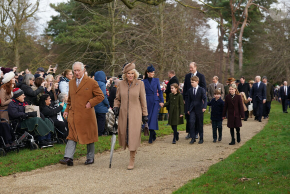 Un rendez-vous honoré par presque toute la famille royale chaque année
Le roi Charles III d'Angleterre et Camilla Parker Bowles, reine consort d'Angleterre, le prince William, prince de Galles, et Catherine (Kate) Middleton, princesse de Galles, avec leurs enfants le prince George de Galles, la princesse Charlotte de Galles et le prince Louis de Galles le 25 décembre 2023