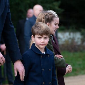 Et si le prince Louis nous avait habitués à des facéties et au concours de grimaces lors d'événements officiels
Le prince Louis de Galles, la princesse Charlotte de Galles, Mia Tindall - Les membres de la famille royale britannique lors de la messe du matin de Noël en l'église St-Mary Magdalene à Sandringham, le 25 décembre 2023. 