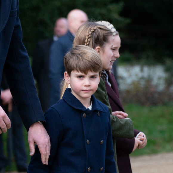 Et si le prince Louis nous avait habitués à des facéties et au concours de grimaces lors d'événements officiels
Le prince Louis de Galles, la princesse Charlotte de Galles, Mia Tindall - Les membres de la famille royale britannique lors de la messe du matin de Noël en l'église St-Mary Magdalene à Sandringham, le 25 décembre 2023. 