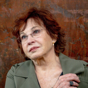 Marlène Jobert devant le premier "décor" de l'histoire du Cinématographe le Hangar apparait en arrière plan du film "La sortie des usines Lumière lors du festival Lumière à Lyon, France, le 21 octobre 2022. © Sandrine Thesillat/Panoramic/Bestimage