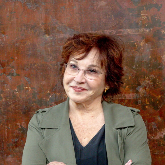 Marlène Jobert devant le premier "décor" de l'histoire du Cinématographe le Hangar apparait en arrière plan du film "La sortie des usines Lumière lors du festival Lumière à Lyon, France, le 21 octobre 2022. © Sandrine Thesillat/Panoramic/Bestimage