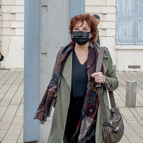 Marlène Jobert devant le premier "décor" de l'histoire du Cinématographe le Hangar apparait en arrière plan du film "La sortie des usines Lumière lors du festival Lumière à Lyon, France, le 21 octobre 2022. © Sandrine Thesillat/Panoramic/Bestimage