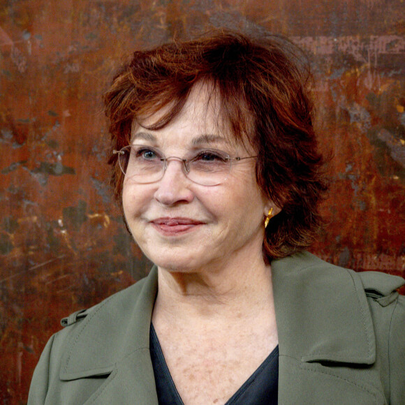 Marlène Jobert devant le premier "décor" de l'histoire du Cinématographe le Hangar apparait en arrière plan du film "La sortie des usines Lumière lors du festival Lumière à Lyon, France, le 21 octobre 2022. © Sandrine Thesillat/Panoramic/Bestimage