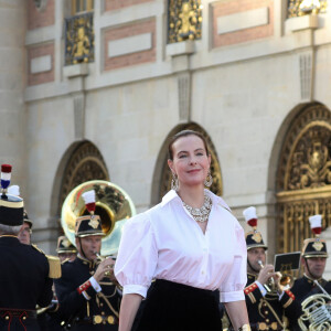 Elle a été en couple avec lui de 1996 à 2005. 
L'actrice Carole Bouquet - Dîner d'Etat au château de Versailles en l'honneur de la visite officielle du roi et de la reine d'Angleterre en France (20 - 22 septembre 2023). Le 20 septembre 2023. 150 invités triés sur le volet ont été conviés à cette occasion. © Stéphane Lemouton / Bestimage 