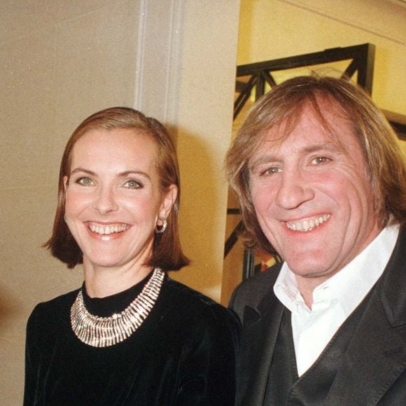 Info - Carole Bouquet défend Gérard Depardieu - "CAROLE BOUQUET" "GERARD DEPARDIEU" LES DINERS "CHANEL" PARIS "PLAN AMERICAIN" COLLIER BIJOU 