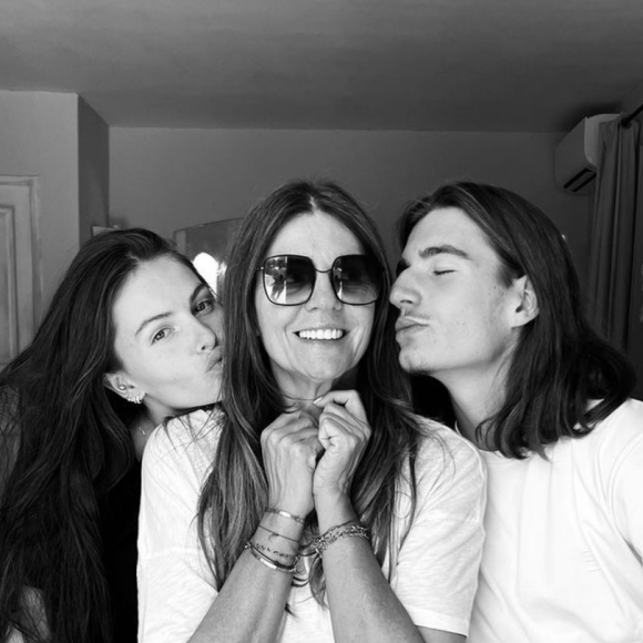 Sur l'autre, bien plus récente, c'est le contraire... Ayrton, 16 ans, n'est plus du tout petit ! 
Veronika Loubry et ses enfants, Thylane et Ayrton. Instagram. Le 21 août 2023.