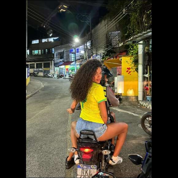 Et pas toute seule puisqu'elle a été aperçue, à moto, s'agrippant au torse d'un bel homme baptisé Lucas Oliveira.
Tina Kunakey en vacances au Brésil. Le 2 janvier 2023.