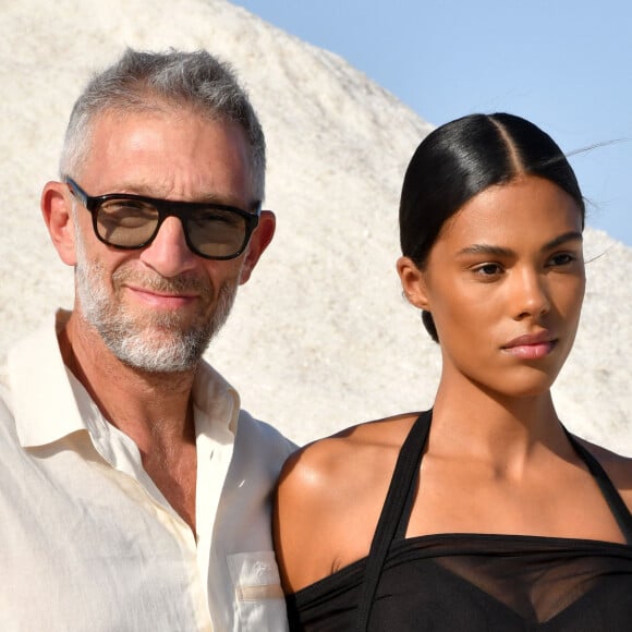 Coup du sort, Tina Kunakey est également en vacances au Brésil.
Vincent Cassel et Tina Kunakey durant le défilé "Le Papier" la collection automne hiver de Simon Porte Jacquemus aux Salin de Giraud à Arles. © Bruno Bebert/Bestimage 