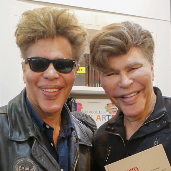 Dévoilant notamment une photo inédite du frère de Grichka.
Les jumeaux Grichka et Igor Bogdanoff (Bogdanov) - Salon du livre à la porte de Versailles à Paris.