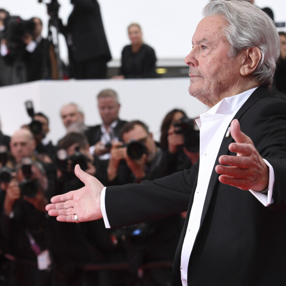Des nouvelles très difficiles à entendre... 
Alain Delon - Montée des marches du film "A Hidden Life" lors du 72ème Festival International du Film de Cannes, le 19 mai 2019. 