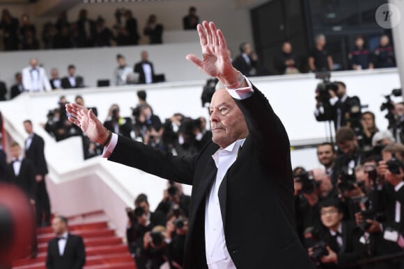 Alain Delon - Montée des marches du film "A Hidden Life" lors du 72ème Festival International du Film de Cannes, le 19 mai 2019. 