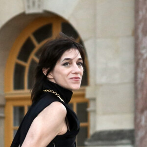 Elles lui ont également rendu hommage, très discrètement sur les réseaux sociaux.
Charlotte Gainsbourg - Dîner d'Etat au château de Versailles en l'honneur de la visite officielle du roi et de la reine d'Angleterre en France. Le 20 septembre 2023. © Stéphane Lemouton / Bestimage