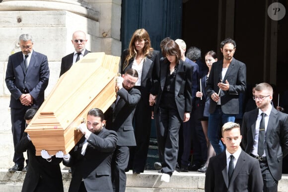 La chanteuse est morte le 16 juillet 2023 à l'âge de 76 ans.
Lou Doillon, Charlotte Gainsbourg - Sorties des obsèques de Jane Birkin en l'église Saint-Roch à Paris. Le 24 juillet 2023 © Jacovides-KD Niko / Bestimage