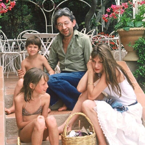 Ce jour-là, ses filles Charlotte Gainsbourg et Lou Doillon se sont rendues au cimetière du Montparnasse afin de se recueillir sur sa tombe.
Serge Gainsbourg et Jane Birkin avec Kate Barry et Charlotte Gainsbourg, à Saint-Tropez
