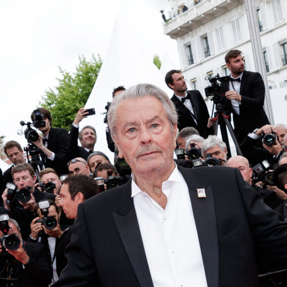 Alain Delon (avec un badge Paris Match d'une ancienne couverture du magazine titrant "Alain Delon, mes deux amours, Rosalie et Anouchka) - Montée des marches du film "A Hidden Life" lors du 72ème Festival International du Film de Cannes. Le 19 mai 2019 © Jacovides-Moreau / Bestimage