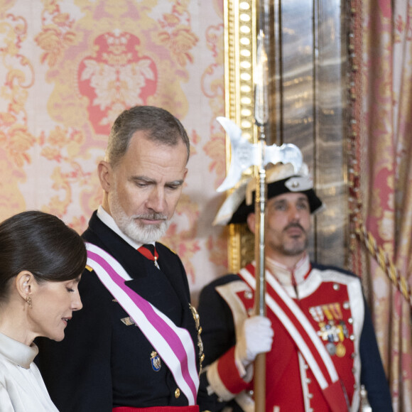 Des parents très fiers de leur fille dans son nouveau rôle.
Le roi Felipe VI, la reine Letizia d'Espagne et la princesse Leonor lors de la réception militaire de Pâques au Palais Royal, le 6 janvier 2024 à Madrid, Espagne, le 6 janvier 2024. 
