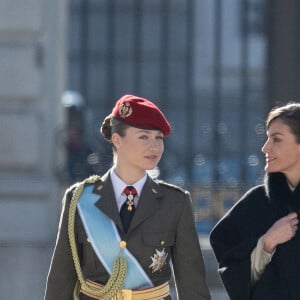 Elle avait mis le paquet pour la première sortie officielle de sa fille Leonor pour cet événement important.
Le roi Felipe VI, la reine Letizia d'Espagne et la princesse Leonor lors de la réception militaire de Pâques au Palais Royal, le 6 janvier 2024 à Madrid, Espagne, le 6 janvier 2024. 