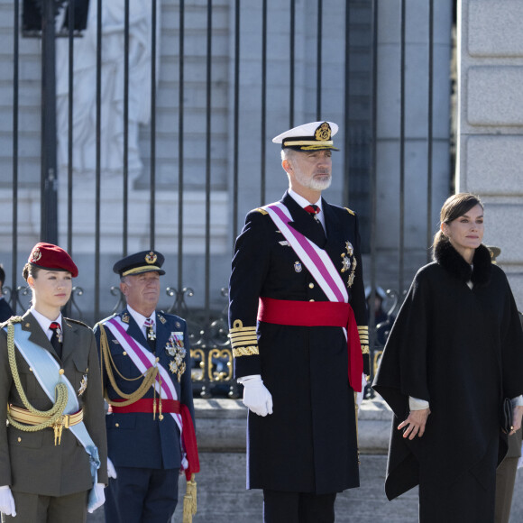 La jeune fille était particulièrement sérieuse auprès de ses parents.
Le roi Felipe VI, la reine Letizia d'Espagne et la princesse Leonor lors de la réception militaire de Pâques au Palais Royal, le 6 janvier 2024 à Madrid, Espagne, le 6 janvier 2024. 