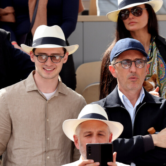 Demi Moore, Gad Elmaleh et son fils Noé Elmaleh dans les tribunes lors des Internationaux de France de Tennis de Roland Garros 2022. Paris, le 5 juin 2022. © Dominique Jacovides/Bestimage