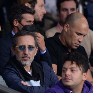 Gad Elmaleh avec son fils Noé, Kev Adams - People en tribunes du match de football en ligue 1 Uber Eats : Le PSG (Paris Saint-Germain) remporte la victoire 2-1 contre Lyon au Parc des Princes à Paris le 19 septembre 2021.