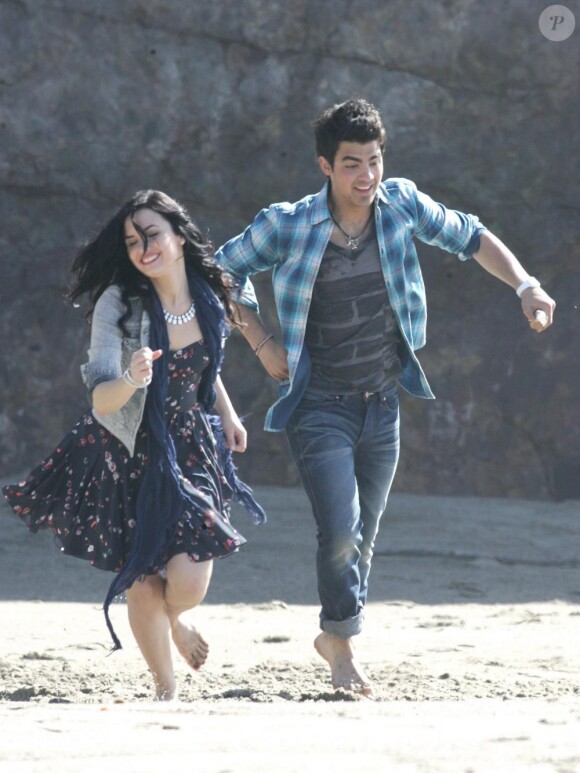 Demi Lovato et Joe Jonas (Jonas Brothers) officialisent leur love story dans l'émission américaine Access Hollywood.