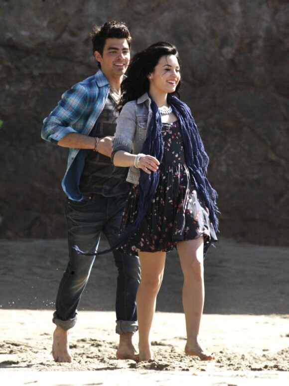 Demi Lovato et Joe Jonas (Jonas Brothers) officialisent leur love story dans l'émission américaine Access Hollywood.