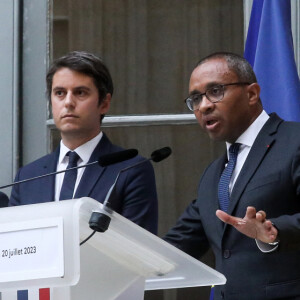 Passation de pouvoir entre le ministre sortant de l'éducation, Pap Ndiaye et Gabriel Attal, nouveau ministre de l'éducation suite au remaniement du gouvernement français. Le nouveau ministre de l'éducation, Gabriel Attal aux côtés de l'ancien ministre français de l'éducation et de la jeunesse Pap Ndiaye, de la ministre déléguée à l'éducation et à la formation professionnelle Carole Grandjean, de l'ancienne secrétaire d'État française à la jeunesse Sarah El Hairy, et de la nouvelle ministre déléguée à la jeunesse et au service national universel (SNU) Prisca Thevenot, lors d'une cérémonie de passation de pouvoirs, au ministère de l'éducation, Paris, France. Le 20 juillet 2023. © Stéphane Lemouton / Bestimage