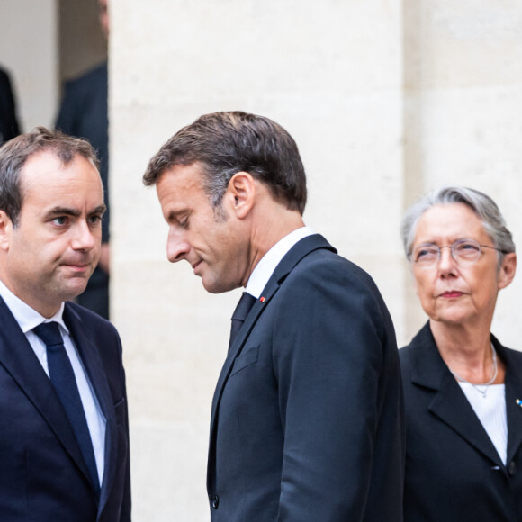 Prisca Thévenot, secrétaire d'État chargée de la Jeunesse et du Service national Universel de France, Sébastien Lecornu, ministre des Armées, Le président de la République française, Emmanuel Macron et Elisabeth Borne, Première ministre lors de l'hommage national du général d'armée Jean-Louis Georgelin sur l'esplanade des Invalides à Paris, France, le 25 août 2023. L'ancien chef d'État-major des armées, chargé de la reconstruction de Notre-Dame de Paris, est mort vendredi 18 août à 74 ans lors d'une randonnée sur les pentes du Mont Valier, dans les Pyrénées. © Mathilde Mazars/Pool/Bestimage
