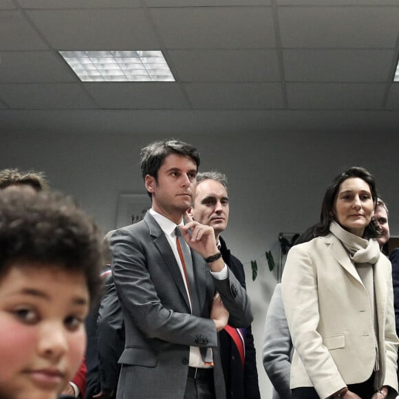 Le Premier ministre, Gabriel Attal accompagné de la ministre de l'Éducation nationale, de la Jeunesse, des Sports et des Jeux olympiques et paralympiques, Amélie Oudéa-Castéra au collège Saint-Exupéry d'Andrésy, dans le département des Yvelines, France, le 12 janvier 2024. © Stéphane Lemouton/Bestimage