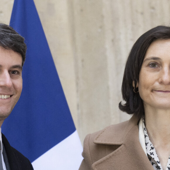 La femme politique qui a été en couple avec un séduisant sportif, a dû justifier sa décision d'avoir scolarisé ses enfants au lycée privé catholique parisien Stanislas.
Le premier ministre Gabriel Attal et Amélie Oudéa-Castéra - Passation de pouvoir au ministère de l'éducation nationale entre Gabriel Attal désormais premier ministre et Amélie Oudéa-Castera qui devient ministre de l'Education nationale, de la Jeunesse, des Sports et des Jeux Olympiques et Paralympiques le 12 janvier 2024. © Cyril Moreau / Bestimage