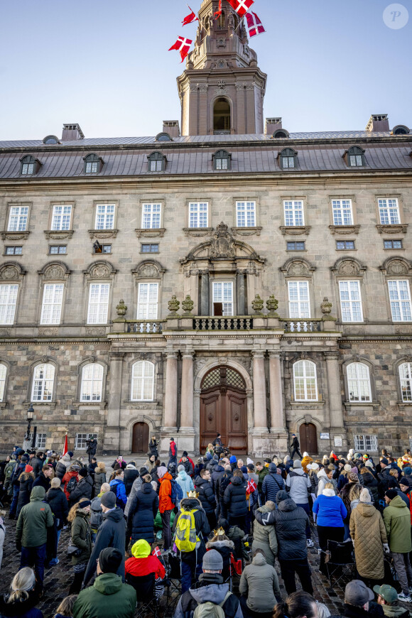 Des milliers de personnes se sont bien évidemment déplacées pour suivre de près l'évenement !
Ambiance devant le palais Christiansborg à Copenhague avant l'abdication de la reine Margrethe II de Danemark et l'intronisation du roi Frederik X.