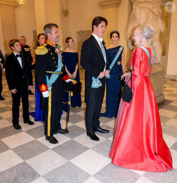 Copenhague, DANEMARK - Les invités royaux assistent au dîner de gala organisé à l'occasion des célébrations du 18e anniversaire du prince Christian au palais de Christiansborg à Copenhague, au Danemark. Sur la photo : La reine Margrethe II du Danemark, le prince héritier Frederik, la princesse héritière Mary du Danemark, le prince Christian.