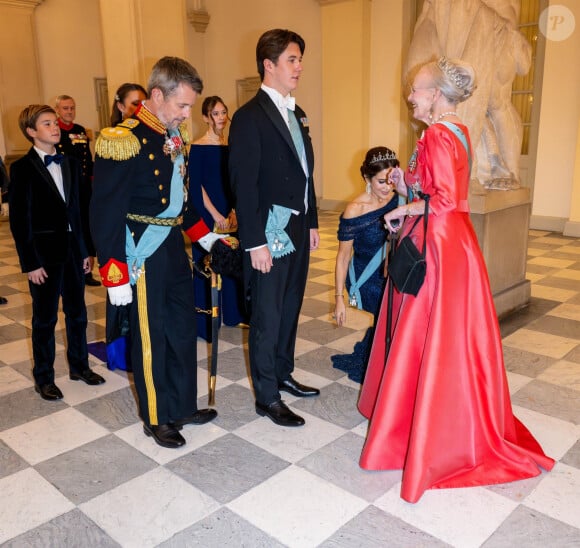 Copenhague, DANEMARK - Les invités royaux assistent au dîner de gala organisé à l'occasion des célébrations du 18e anniversaire du prince Christian au palais de Christiansborg à Copenhague, au Danemark. Sur la photo : La reine Margrethe II du Danemark, le prince héritier Frederik, la princesse héritière Mary du Danemark, le prince Christian.