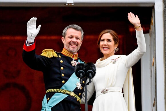 Très populaire auprès de ses sujets, à tout juste 55 ans, le prince Frederik est devenu le nouveau roi du Danemark ce dimanche 14 janvier 2024.
Le roi Frederik X de Danemark et la reine Mary de Danemark - Intronisation du roi Frederik X au palais Christiansborg à Copenhague, Danemark le 14 Janvier 2014. 