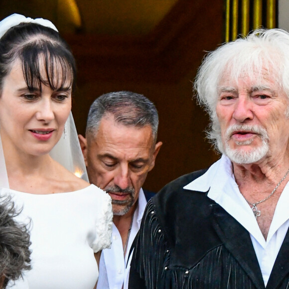 Murielle Mégevand et Hugues Aufray sur le parvis de l'église - Mariage d'Hugues Aufray et de Murielle Mégevand à l'église Saint-Vigor de Marly-Le Roy, France, le 2 septembre 2023. 