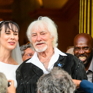 Murielle Mégevand et Hugues Aufray sur le parvis de l'église - Mariage d'Hugues Aufray et de Murielle Mégevand à l'église Saint-Vigor de Marly-Le Roy, France, le 2 septembre 2023. 