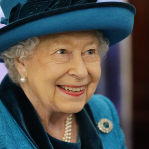 La reine Elizabeth II d'Angleterre en visite dans les nouveaux locaux de la "Royal Philatelic Society" à Londres. Le 26 novembre 2019.