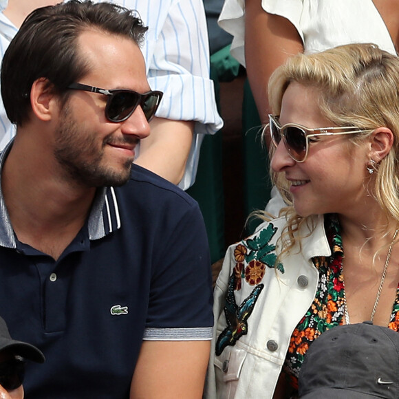 Marilou Berry et son compagnon Alexis dit Le Diamantaire (artiste street art) dans les tribunes lors des internationaux de France de Roland-Garros à Paris, le 4 juin 2017. © Dominique Jacovides-Cyril Moreau/Bestimage 