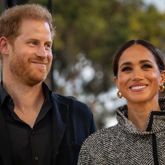 Le prince Harry, duc de Sussex et Meghan Markle, duchesse de Sussex, remettent un prix honorifique à Kevin Costner lors de son gala de charité One805 Live, organisé sur son terrain de polo à Summerland près de Santa Barbara, le 22 septembre 2023. Avec une participation de 10.000 dollars minimum par table, l'élite du comté de Ventura s'est déplacée pour venir en aide aux premiers intervenants dans tout le comté. Au cours de la soirée, marquée par un concert du groupe Maroon 5, de nombreux invités de marque tels que O.Winfrey étaient présents.  Prince Harry and Princess Meghan Markle, the Duke and Duchess of Sussex, are at Kevin Costnerâ€™â€™s Ocean front estate, giving the royal treatment to winners of the One805 Heart of the Community Award at the One805 Live Concert in Santa Barbara on September 22, 2023, an annual, multi-million dollar fundraiser to support Santa Barbara county First Responders, including Police, Fire and Search and Rescue. The organization was founded in 2018 during the Thomas Fire and Montecito Mudslides devastated the area, and thousands of First Responders came to the aid of community members