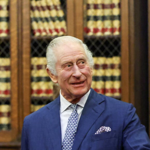 Le roi d'Angleterre va bientôt être hospitalisé pour subir une intervention chirurgicale
Info - Le roi Charles III d'Angleterre, hospitalisé la semaine prochaine en raison d'une hypertrophie "bénigne" de la prostate - le roi Charles III visite les cours royales de justice du centre de Londres pour célébrer le travail du Service des cours et tribunaux de sa Majesté avec le personnel et les bénévoles des cours royales de justice. Le Roi entendra parler du travail des magistrats bénévoles qui ont soutenu le système judiciaire et du travail de sensibilisation entrepris par les juges et magistrats de la diversité et des relations communautaires. Date de la photo : jeudi 14 décembre 2023. 