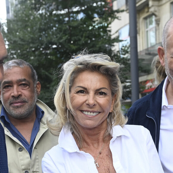 Un terrible accident a bouleversé sa vie professionnelle
Caroline Margeridon est à Bruxelles avec les acheteurs (Stéphane Vanhandenhoven, Aurore Morisse, Bernard Dumeige, Alexandra Morel, Glorian Kabongo, François-Xavier Renou, François Cases Bardina, Gérald Watelet (animateur) et Jérôme Duvillard (commissaire-priseur)) de l'émission belge "Affaire conclue" pour une vente aux enchères d'objets donnés à "Viva for Life" en Belgique le 29 octobre 2022. 