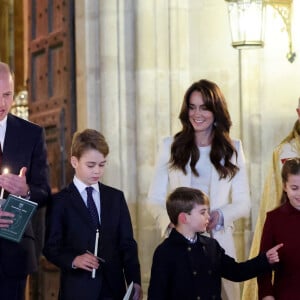 Le téléphone est son meilleur allié puisque c'est par le biais de coups de fil et d'appels en Face Time que Kate communique avec George, Charlotte et Louis
Le prince William, prince de Galles, et Catherine (Kate) Middleton, princesse de Galles, avec leurs enfants le prince George de Galles, la princesse Charlotte de Galles et Le prince Louis de Galles, à la sortie du traditionnel concert de Noël "Together At Christmas" à l'abbaye de Westminster à Londres, Royaume Uni, le 8 décembre 2023. 